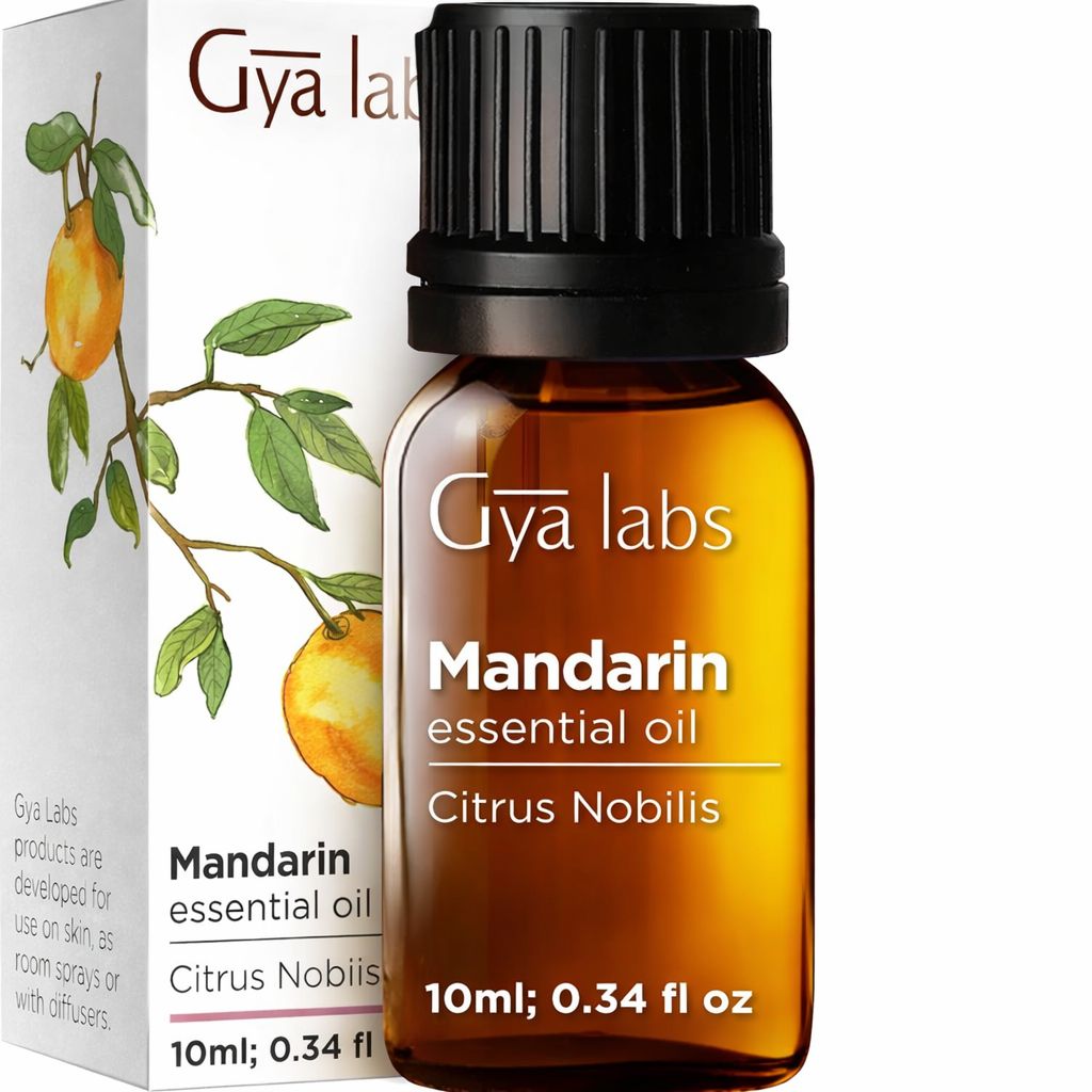 Braune Glasflasche mit schwarzem Deckel und weißer Verpackung. Text: „Gya labs Mandarin essential oil“. 10ml; 0.34 fl oz.