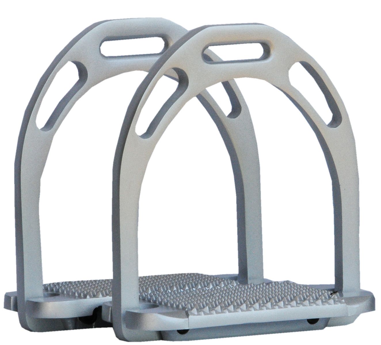 Zwei silberfarbene Steigbügel aus Aluminium. Die Trittfläche ist silberfarben und mit Noppen versehen.