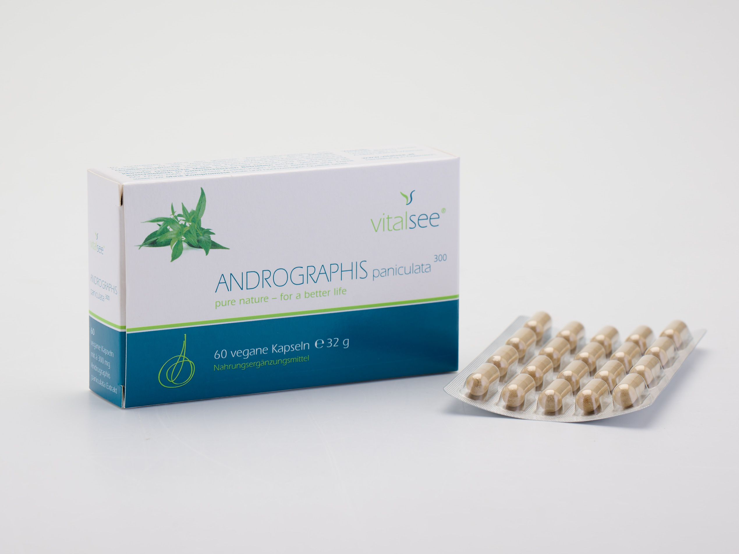 Schachtel mit 60 Kapseln und Blisterpackung. Aufdruck: Vitalsee, Andrographis paniculata 300. Kapseln in Blisterpackung.