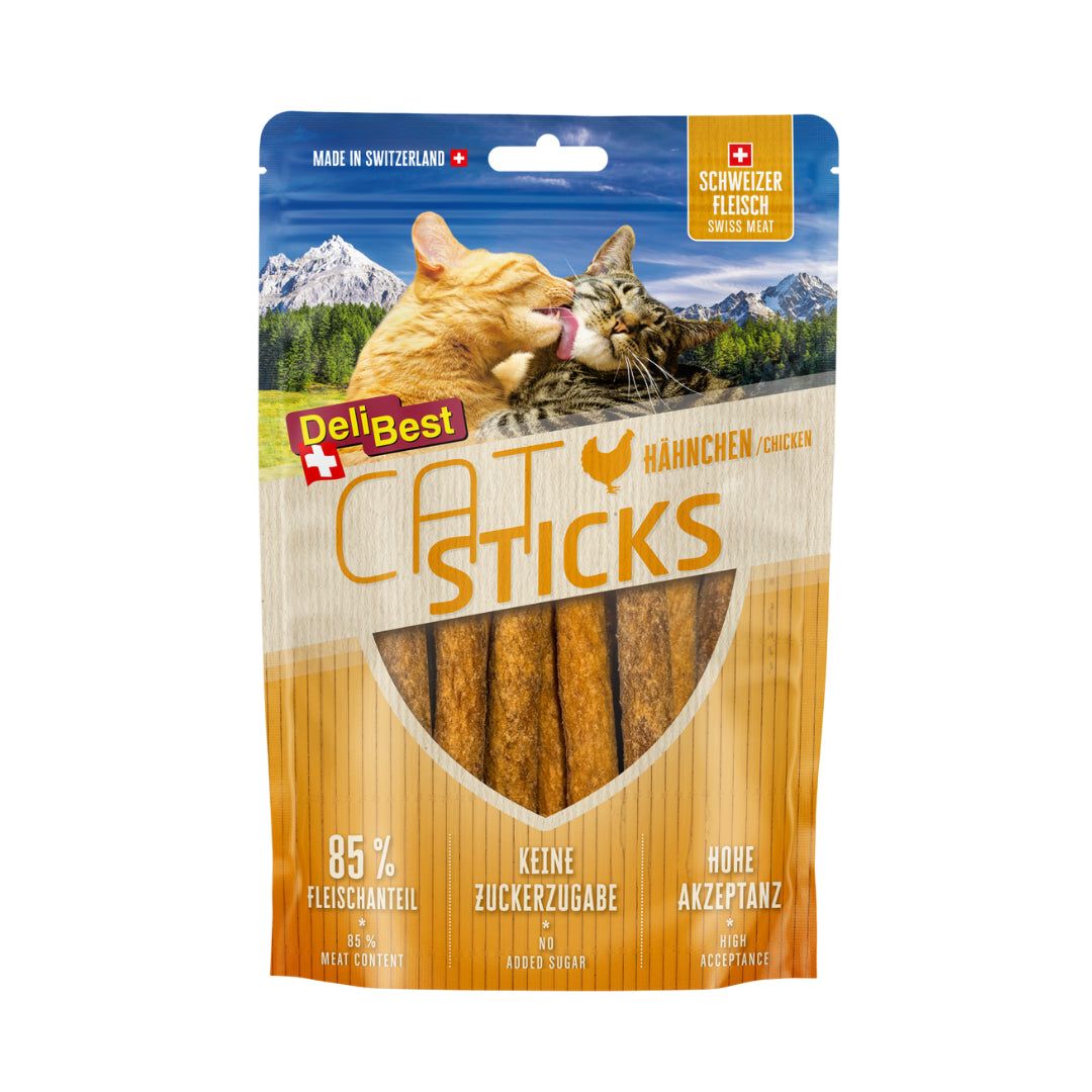 Verpackung mit Cat Sticks. Aufdruck: DeliBest, Hähnchen, 85% Fleischanteil, ohne Zuckerzusatz. Abbildung von Katzen.