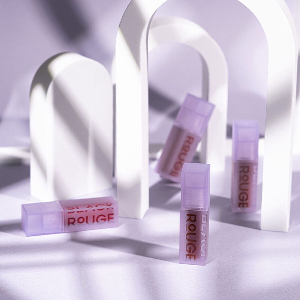 Mehrere Lipgloss-Flakons, rechteckig, mit Deckel. Aufschrift BLACK ROUGE. Farbe: Apricot.