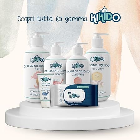 Verschiedene Kikido-Produkte auf einer weißen Plattform. Badegel, Intimreiniger, Shampoo, Feuchttücher und Creme.