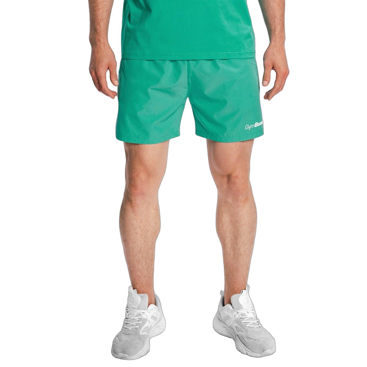 Grüne Herren-Shorts mit elastischem Bund und weißem GymBeam-Logo.