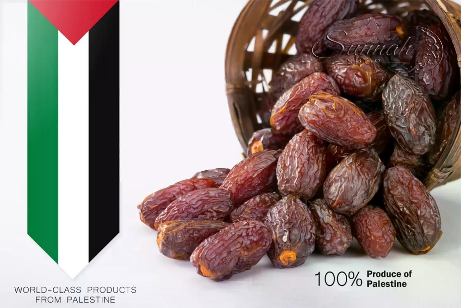 Medjool-Datteln aus einem Korb. Flagge Palästinas im Hintergrund. Text: "100% Produce of Palestine".