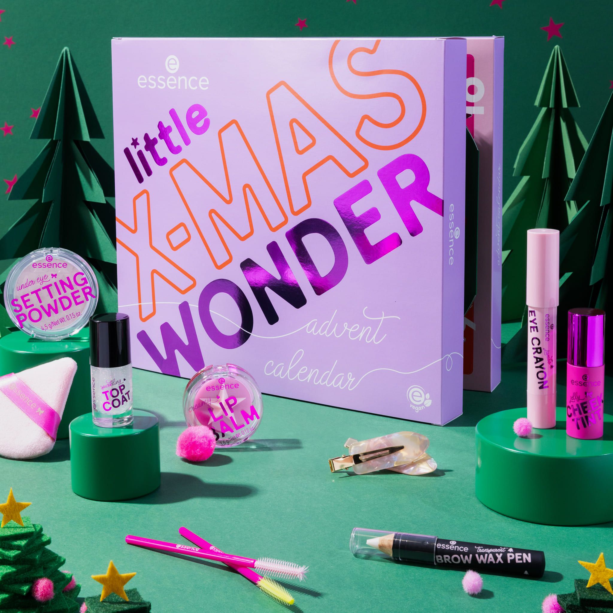 Adventskalender mit Kosmetikprodukten. Lila Verpackung mit Schriftzug « Little X-Mas Wonder ». Enthält verschiedene Produkte.