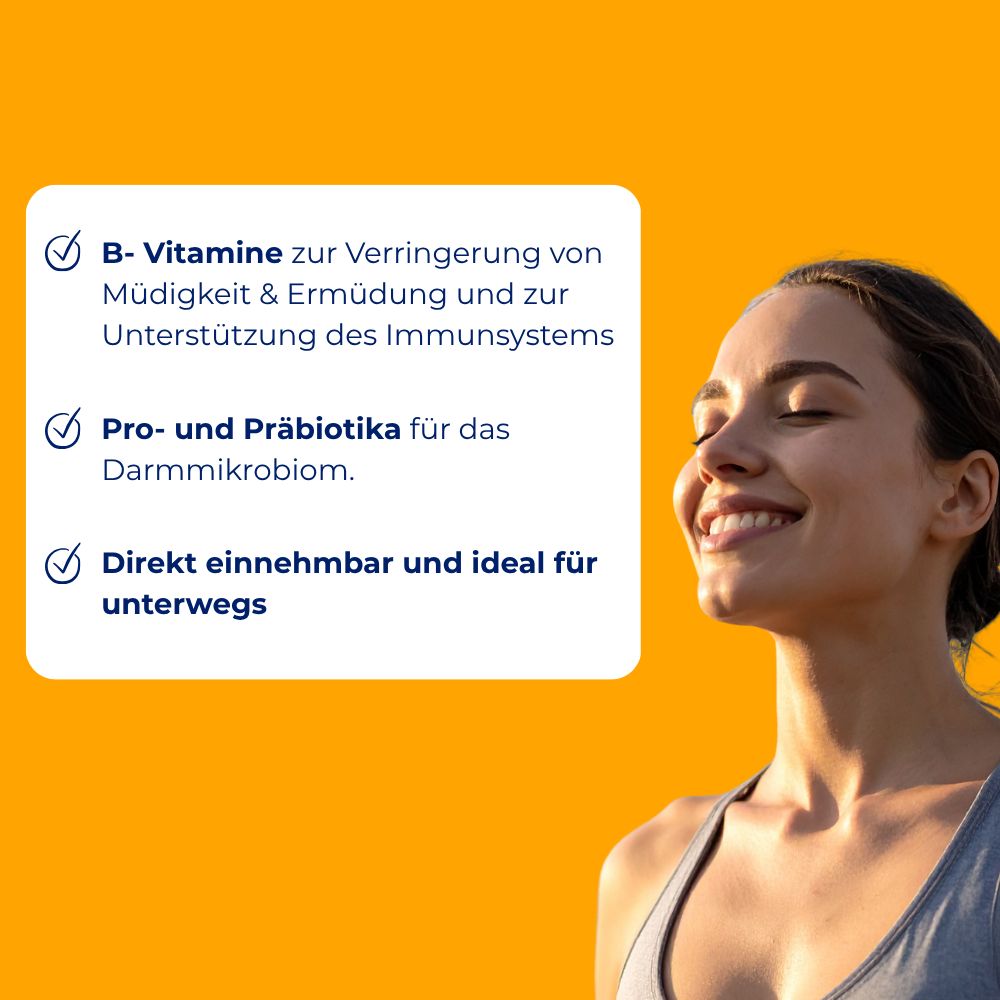 Frau lächelt. Text: B-Vitamine, Pro- und Präbiotika, Direkt einnehmbar und ideal für unterwegs. Hintergrund: orange.