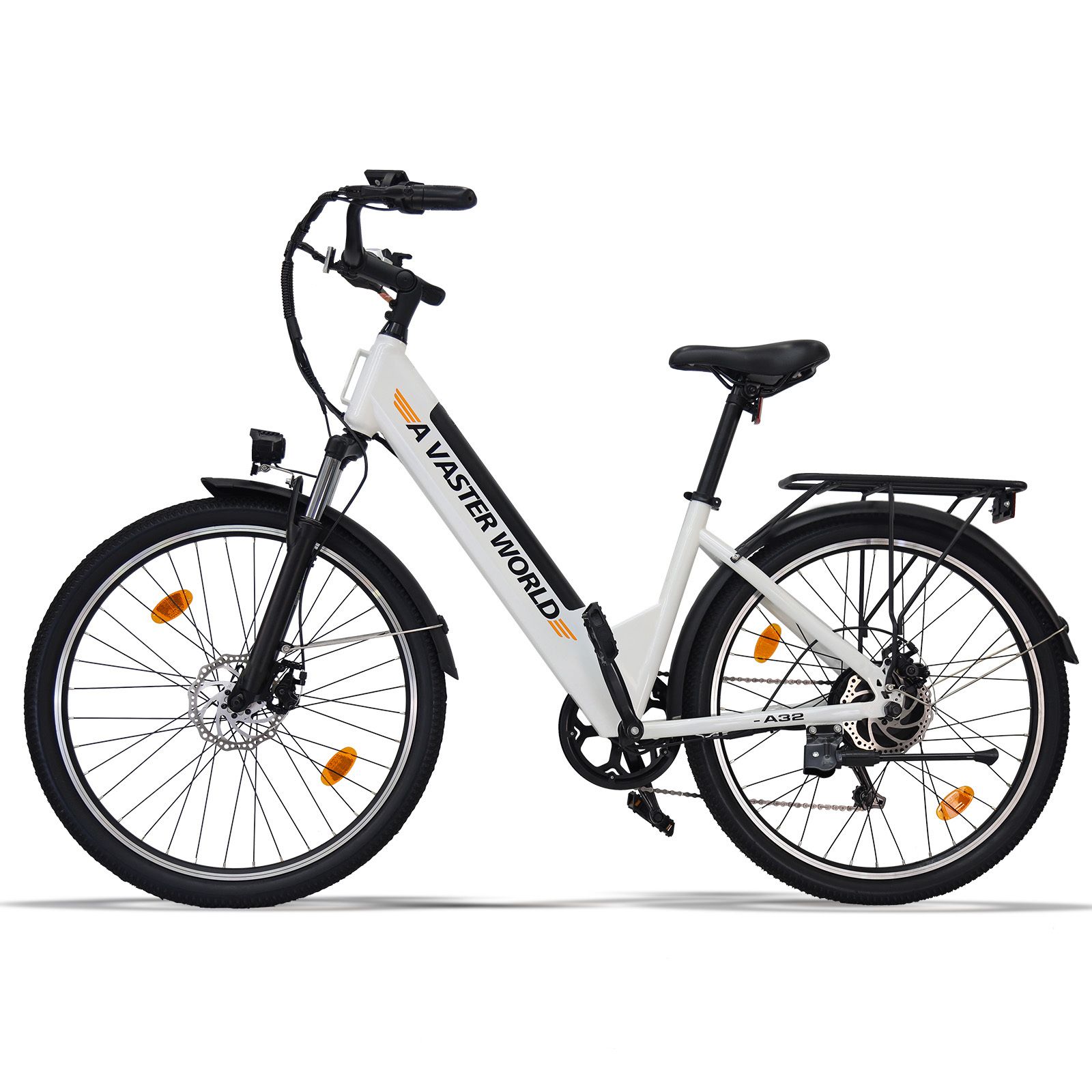 Weißes Elektrofahrrad mit schwarzem Rahmen. Aufschrift "A VASTER WORLD". Schwarze Reifen, Gepäckträger und Scheinwerfer.