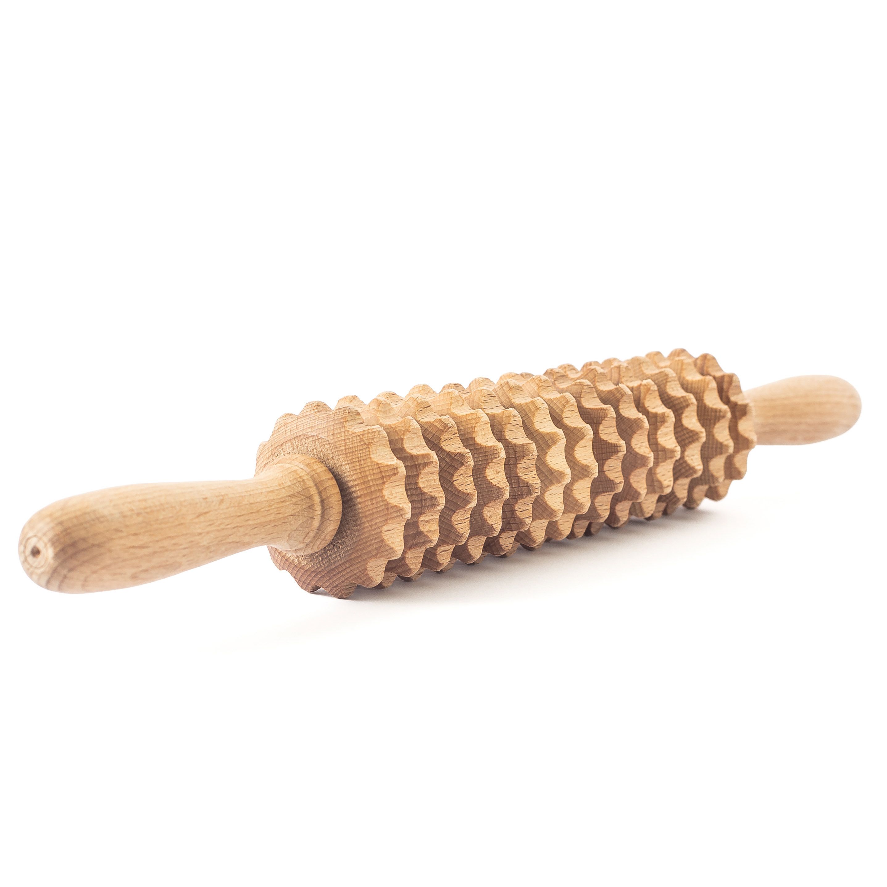 Holz-Massageroller mit Griffen. Der zylindrische Teil hat eine gezackte Oberfläche.