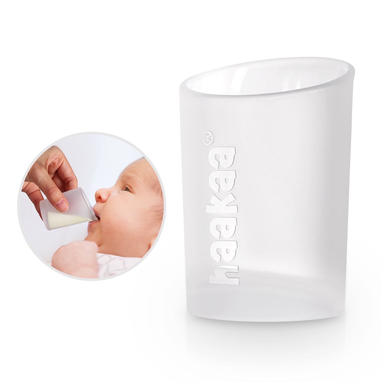 Becher mit abgeschrägter Oberseite. Im Kreis wird ein Baby mit dem Becher gefüttert. Auf dem Becher steht: haakaa.