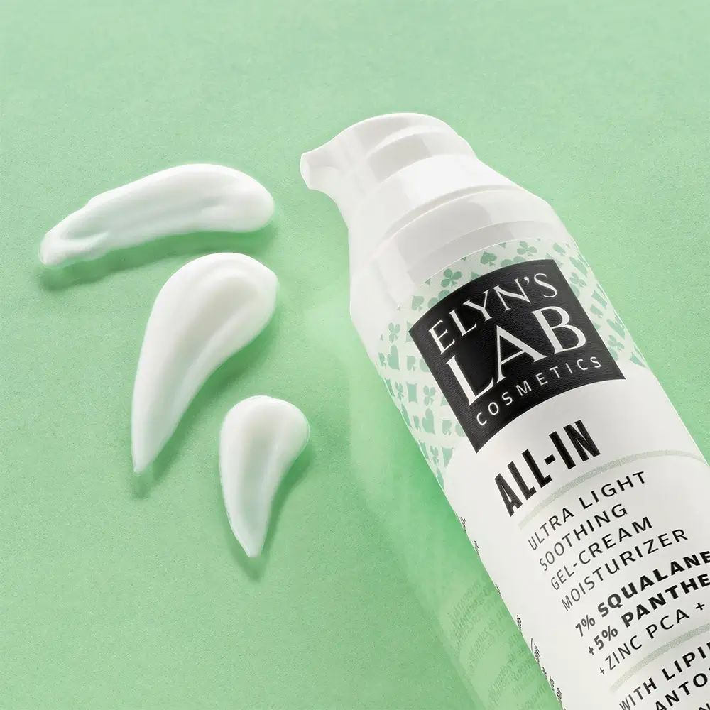 Weiße Flasche mit grünem Etikett und Creme-Klecksen. Aufschrift: Elyn's Lab, ALL-IN, feuchtigkeitsspendende Gesichtscreme.