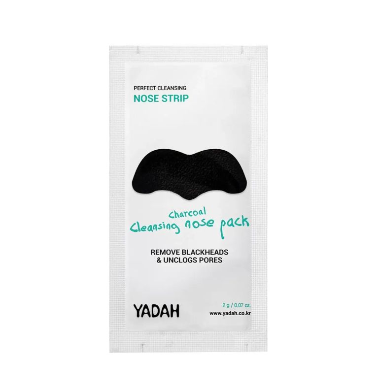 Verpackung mit Nasenstreifen. Schwarzer Streifen in Nasenform. Text: YADAH, Charcoal Cleansing Nose Pack, entfernt Mitesser und reinigt Poren.