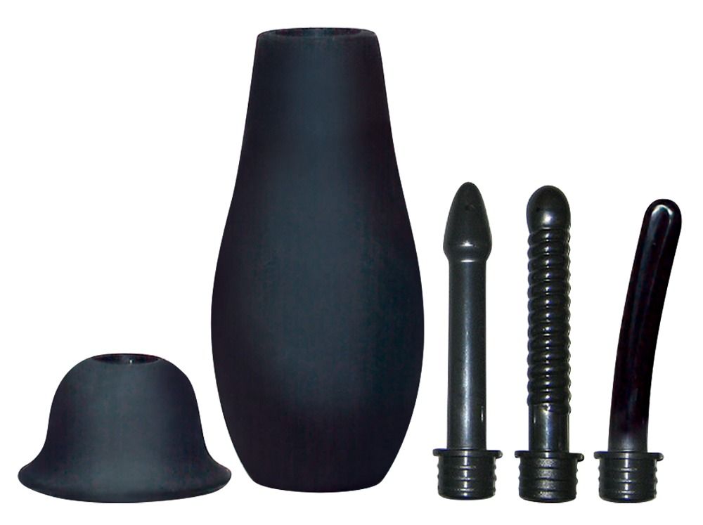 Schwarze Intimdusche mit drei Aufsätzen. Enthält eine Flasche, einen Aufsatz und drei weitere Aufsätze mit unterschiedlichen Formen.