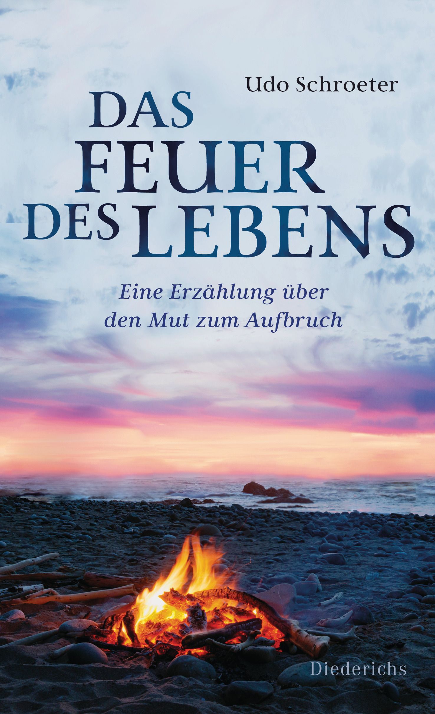 Buchcover mit Titel "Das Feuer des Lebens" von Udo Schroeter. Hintergrund: Strand mit Lagerfeuer bei Sonnenuntergang.