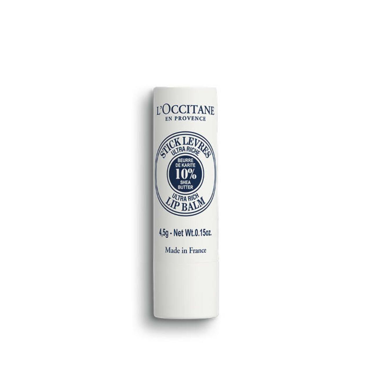 Weißer Lippenpflegestift mit blauer Beschriftung. Text: L'Occitane en Provence, Stick Lèvres, Beurre de Karité 10%, Ultra Rich Lip Balm, 4.5g - Net Wt.0.15oz.