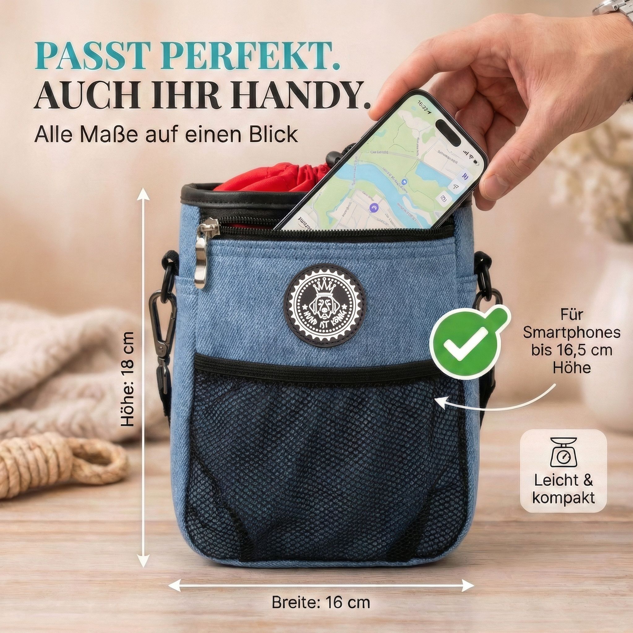 Blauer Leckerlibeutel mit rotem Innenfutter, Smartphone und Maßangaben: 18 cm hoch, 16 cm breit. Für Smartphones bis 16,5 cm.
