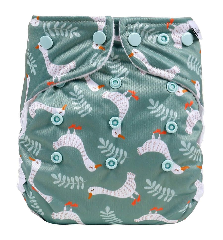 Grüne Stoffwindel mit Gänsemuster und Druckknöpfen. Mehrere Reihen Druckknöpfe zum Verstellen der Größe.