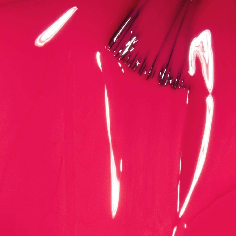 Nagellack mit Pinsel. Rosa Farbe, glänzend. Pinselspuren sichtbar. Nahaufnahme.