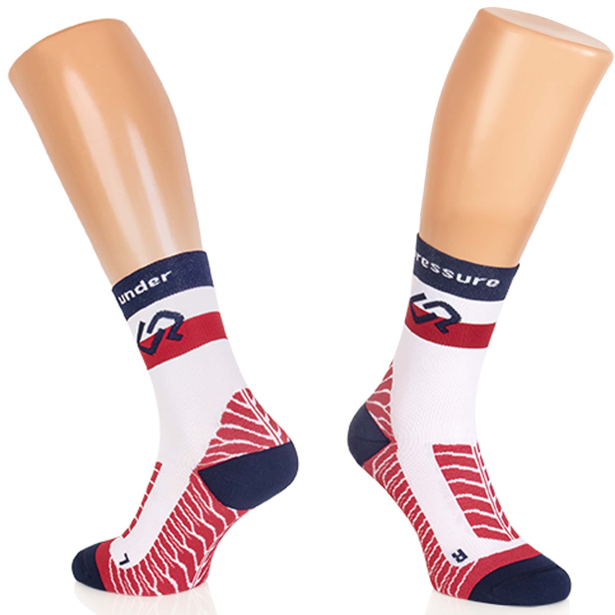 Weiße Socken mit rotem und blauem Design. Aufschrift "under pressure". Gezeigt auf zwei Beinen einer Schaufensterpuppe.