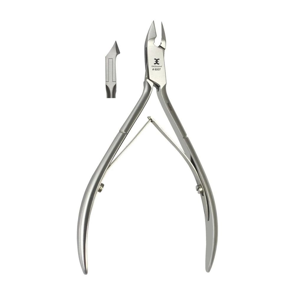 Nagelhautzange aus Metall. Mit Schneide und separatem Ersatzteil. Logo und Produktnummer sichtbar.