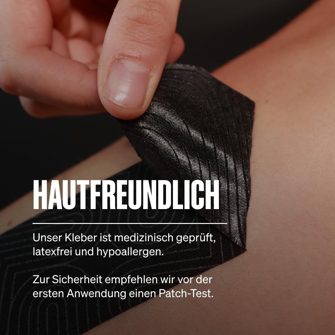 Hand zieht ein Stück schwarzes Kinesiologie-Tape ab. Kleber ist medizinisch geprüft, latexfrei und hypoallergen.