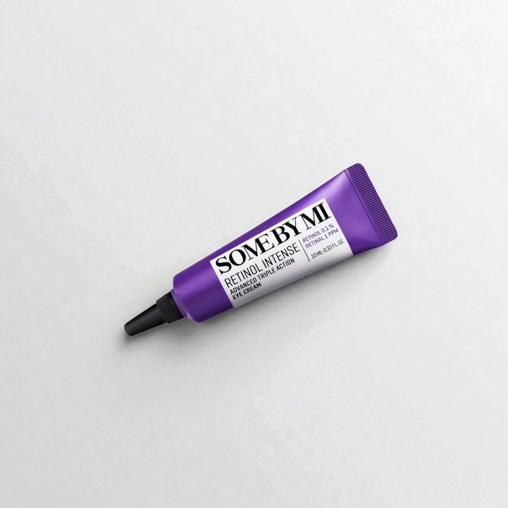 Lila Tube mit schwarzer Spitze. Aufschrift: SOME BY MI, Retinol Intense Advanced Triple Action Eye Cream.