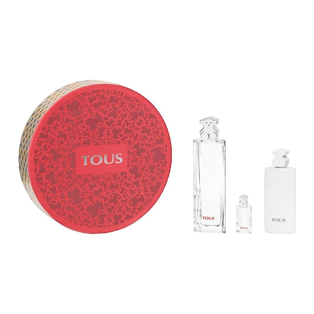 Runde rote Geschenkbox mit weißem Logo "TOUS". Daneben drei Parfumflakons mit Bären-Verschlüssen. Auf den Flakons steht "TOUS".