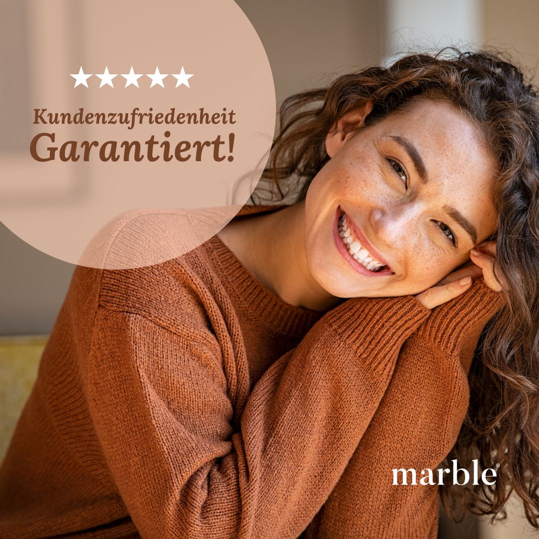 Lächelnde Frau. Hintergrund mit marble© Logo und Text: Kundenzufriedenheit Garantiert!