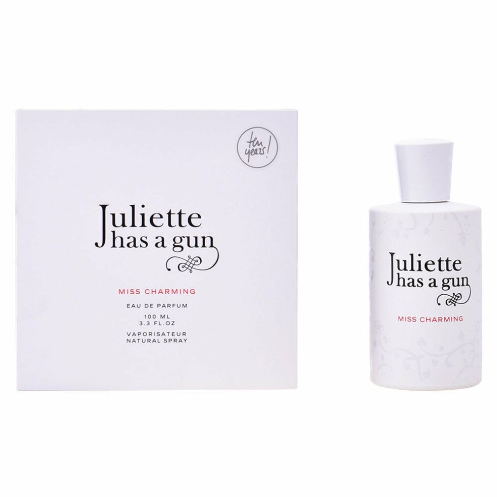 Weißes Parfümflakon und Schachtel. Aufschrift: Juliette has a gun, Miss Charming, Eau de Parfum.