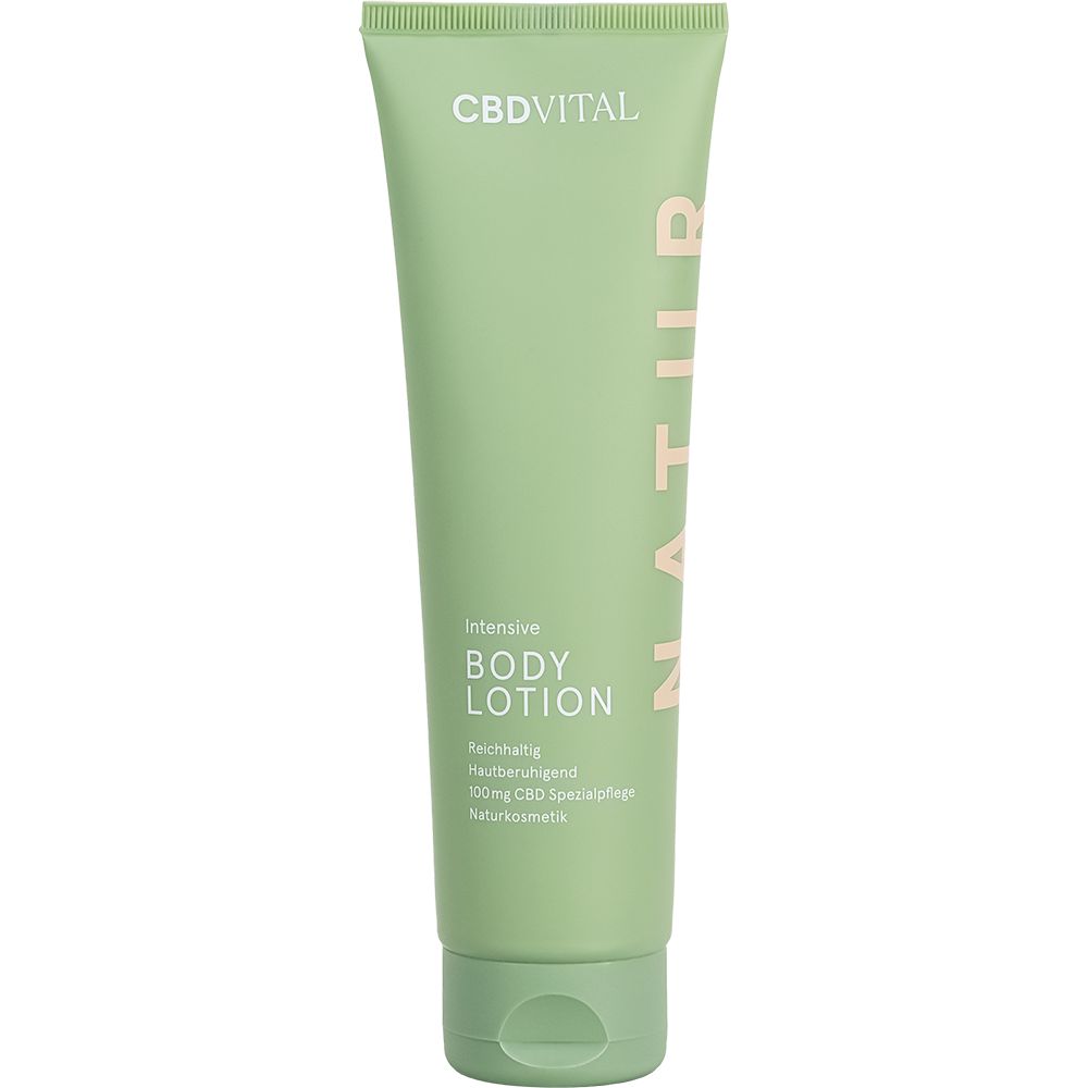 Grüne Tube mit Aufschrift CBDVITAL und BODY LOTION. Vertikaler Schriftzug NATUR. Grüner Schraubverschluss.