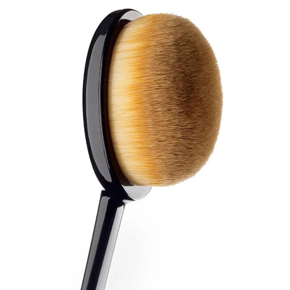 Ovaler Make-up-Pinsel mit schwarzem Griff und dichtem, braunem Bürstenkopf.