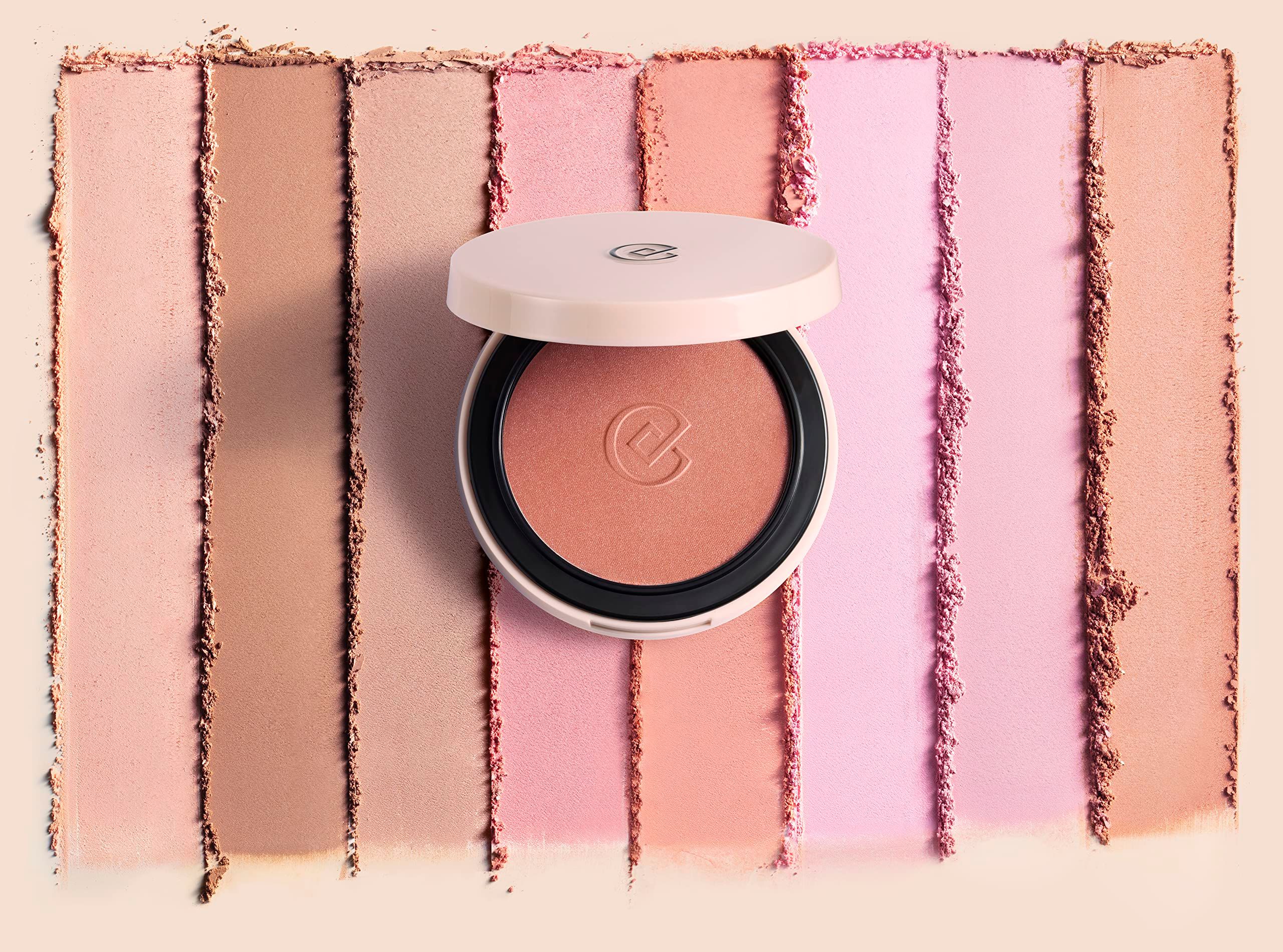 Geöffneter Blush-Kompaktpuder auf Streifen verschiedener Rosatöne. Logo im Puder.