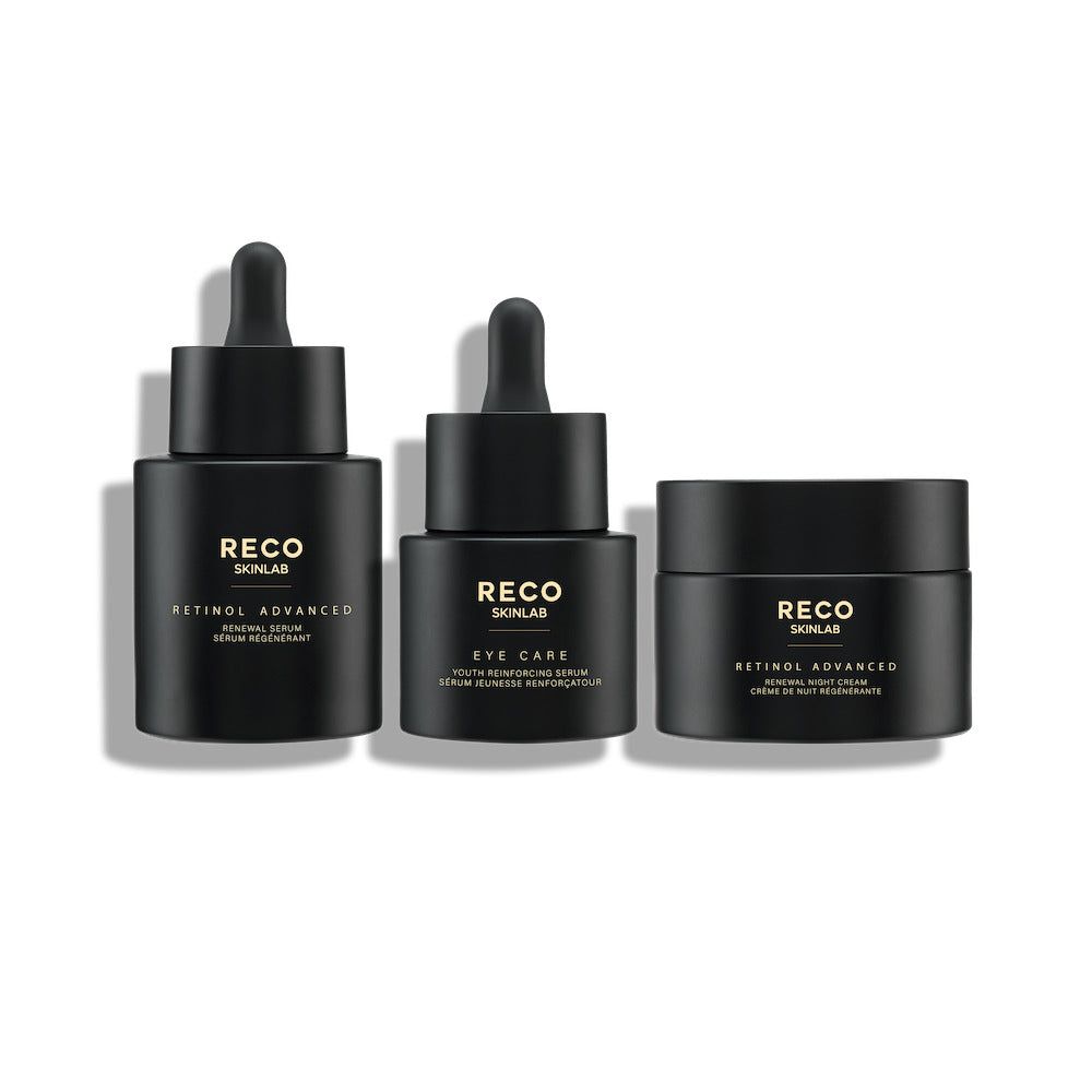 Drei schwarze Flakons von RECO SKINLAB. Enthalten Retinol Advanced Serum, Eye Care Serum und Creme. Alle mit Dosierpipetten.