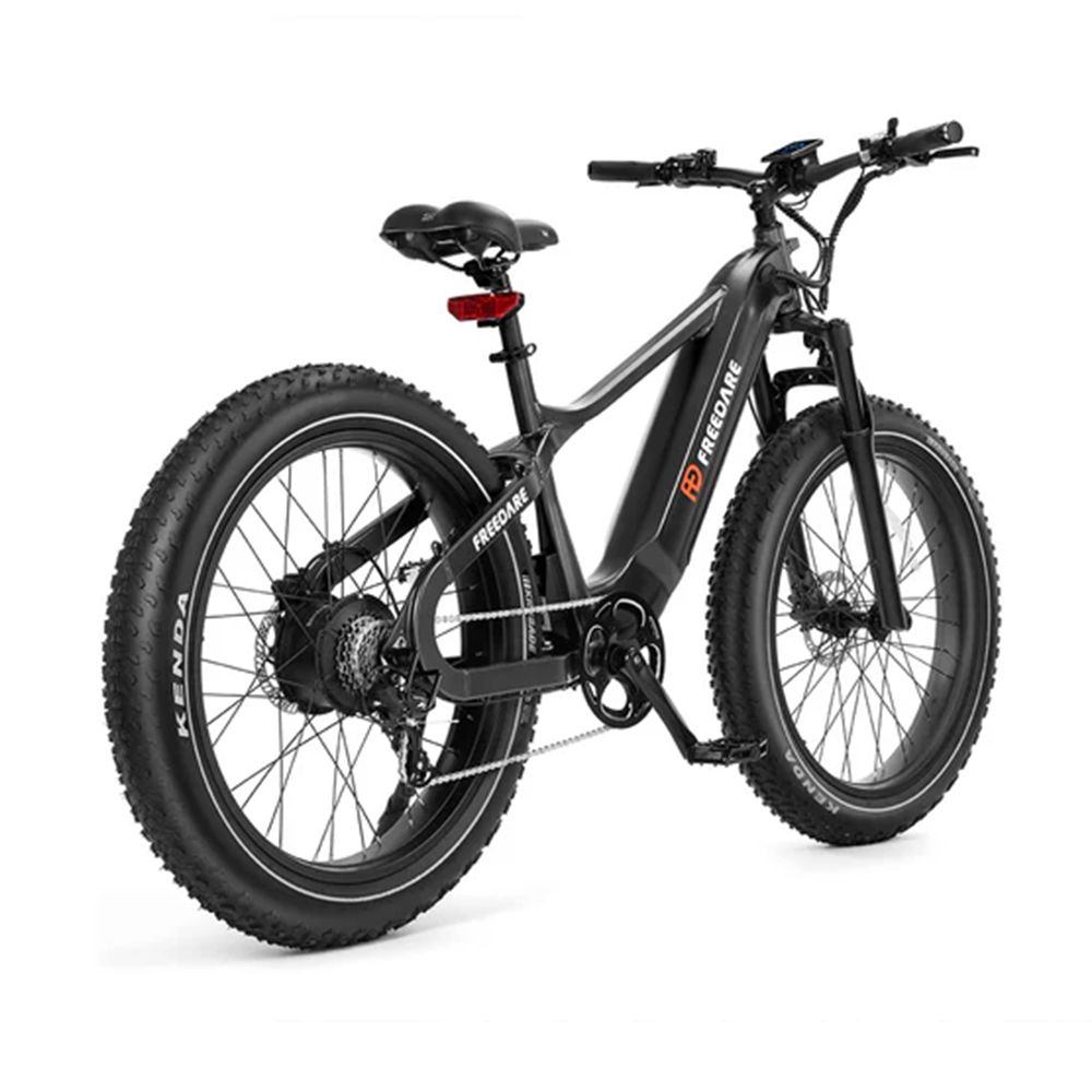 Schwarzes Elektrofahrrad, Seitenansicht. Breitreifen, FREEDARE-Logo, Kenda-Reifenmarkierung.