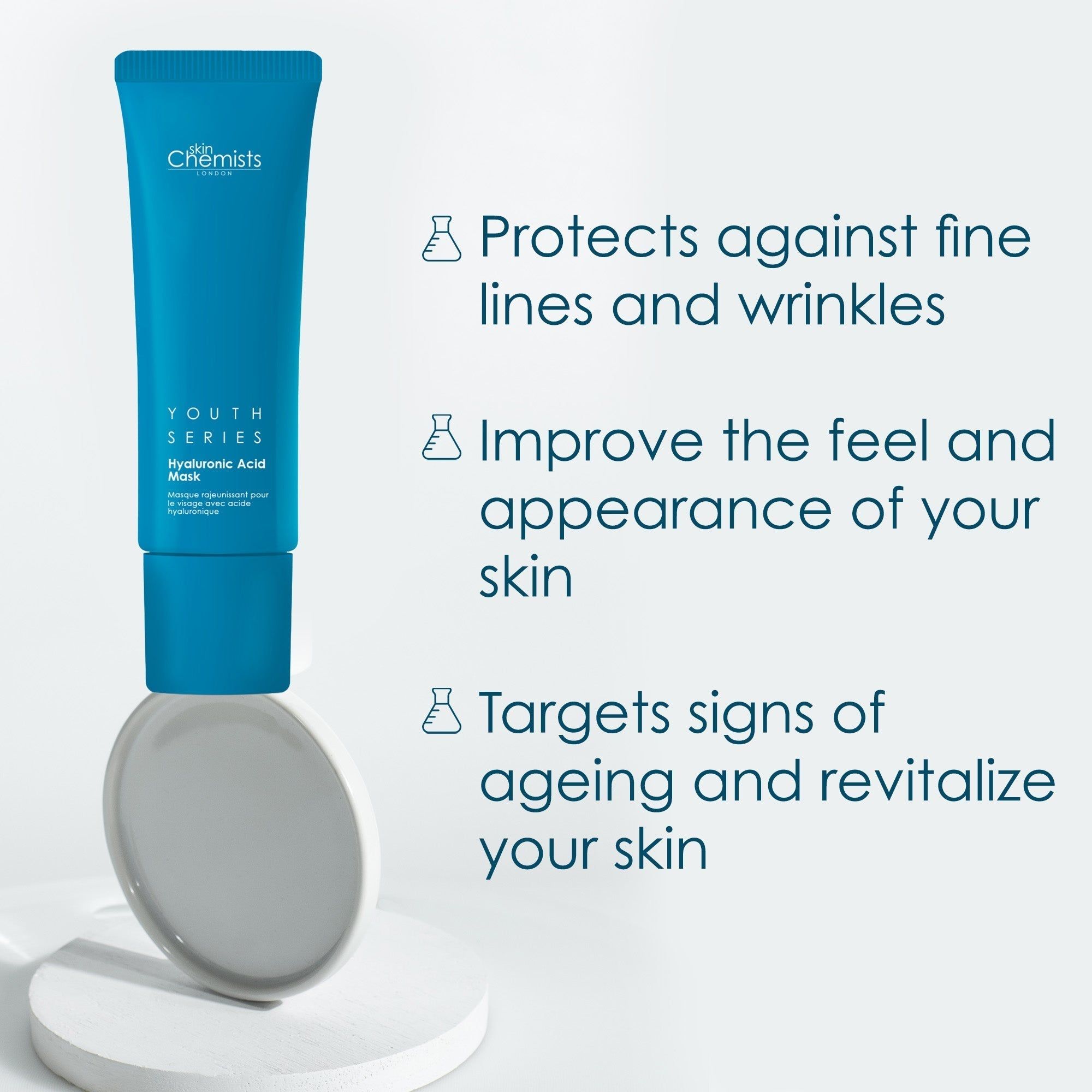 Blaue Tube mit "skinChemists" und "YOUTH SERIES" Schriftzug. Auf weißem Podest.