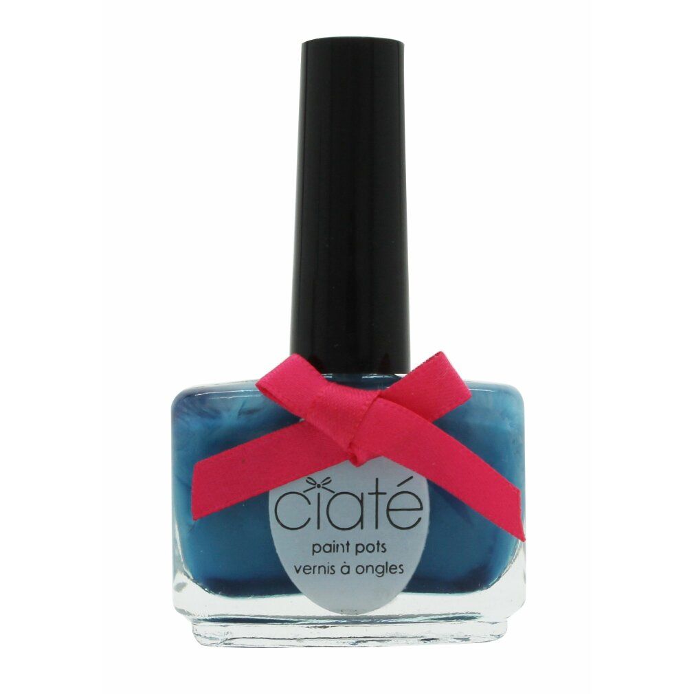 Nagellackflasche mit blauem Lack, schwarzem Deckel und rosa Schleife. Auf dem Etikett steht "ciaté paint pots vernis à ongles".