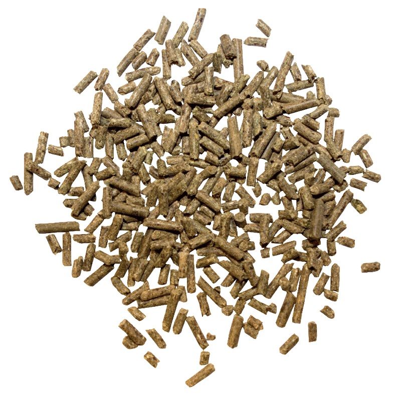 Haufen von Marstall Force Futterpellets auf weißem Hintergrund.