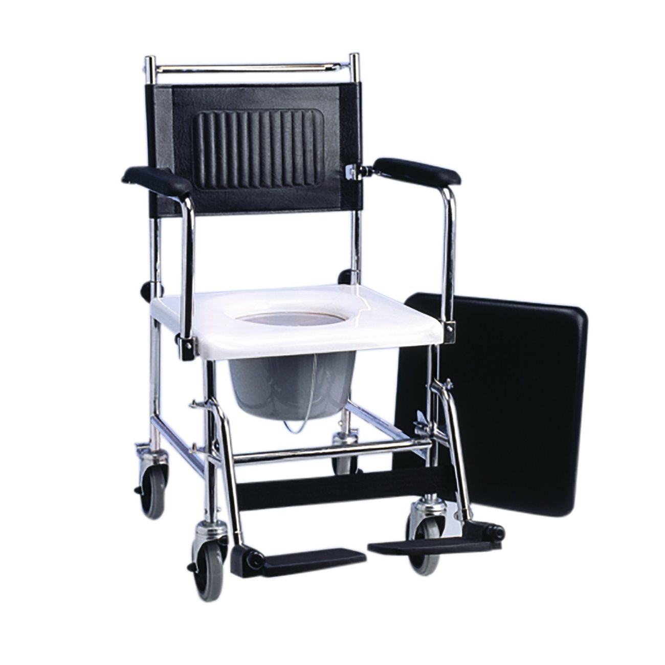 Fahrbarer Toilettenstuhl mit Armlehnen, Fußstützen und Eimer. Sitz weiß, Rückenlehne schwarz. Separater schwarzer Deckel.