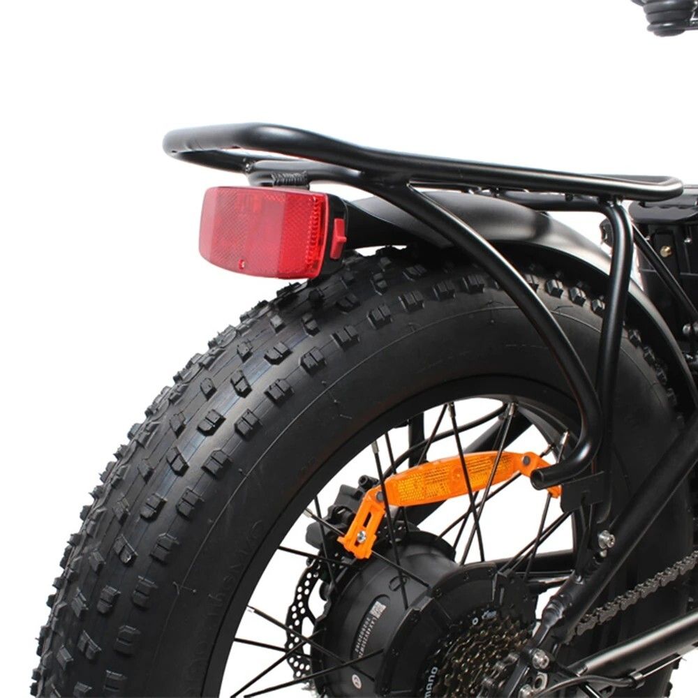 Rückansicht eines E-Bikes mit Rücklicht, Gepäckträger und Reifen. Schwarz.