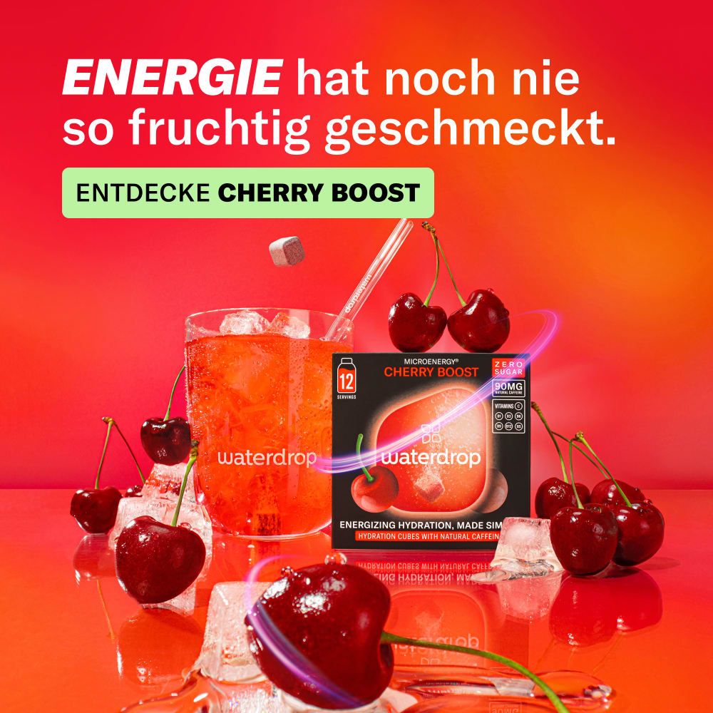 Packung waterdrop® Microenergy Cherry Boost, Glas mit Getränk, Kirschen und Eiswürfeln.
