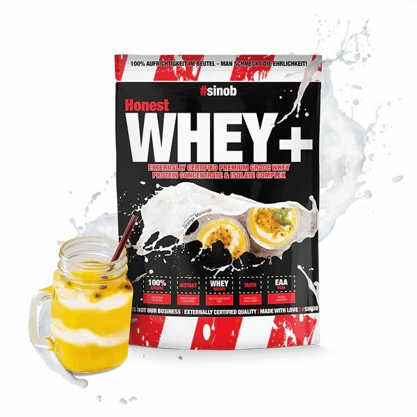 Schwarze Verpackung mit "Honest Whey+". Enthält Protein-Konzentrat. Glas mit Getränk und Strohhalm daneben.