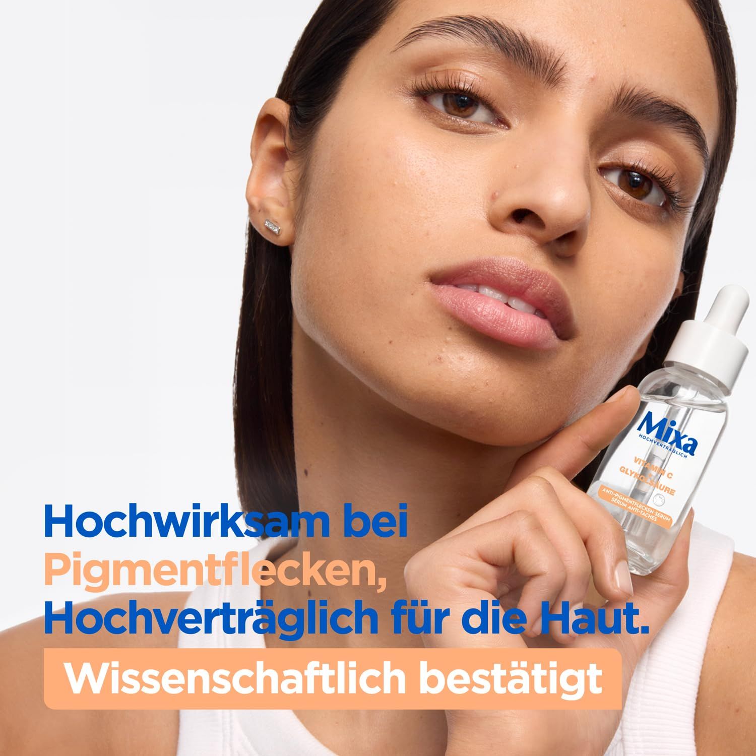 Frau hält eine Flasche Mixa Serum. Text: Hochwirksam bei Pigmentflecken, hochverträglich für die Haut. Wissenschaftlich bestätigt.