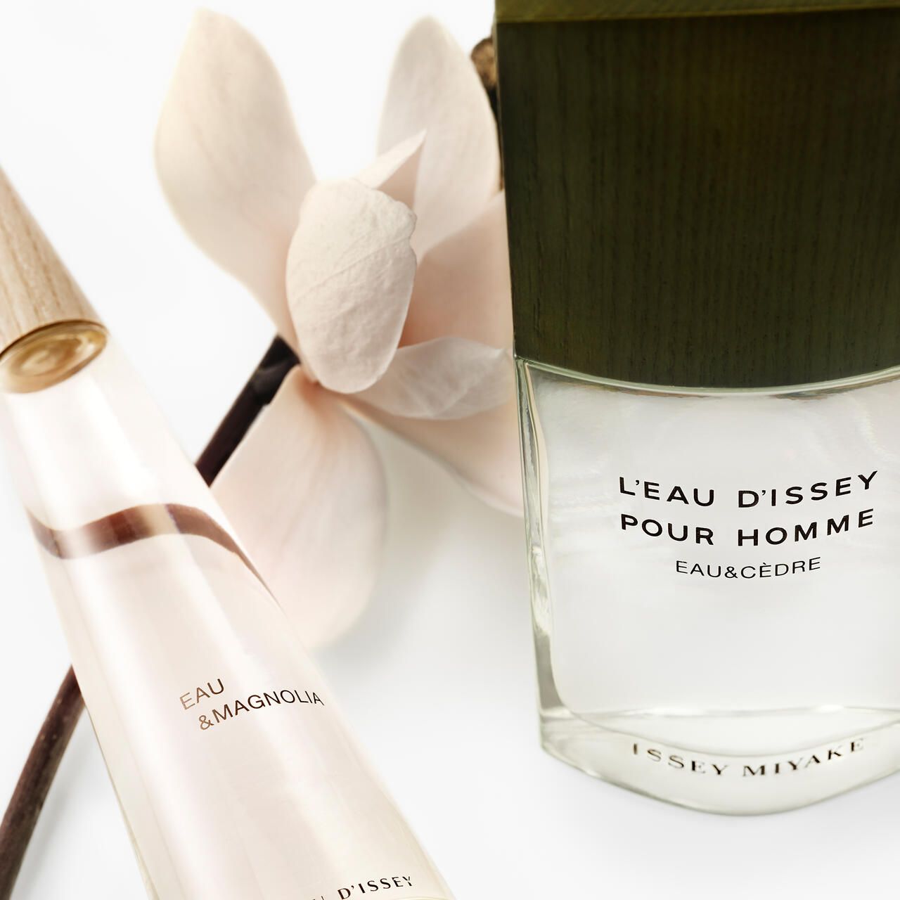Zwei Flakons. Aufschrift: L'EAU D'ISSEY POUR HOMME EAU&CÈDRE und Eau & Magnolia. Marke: ISSEY MIYAKE.
