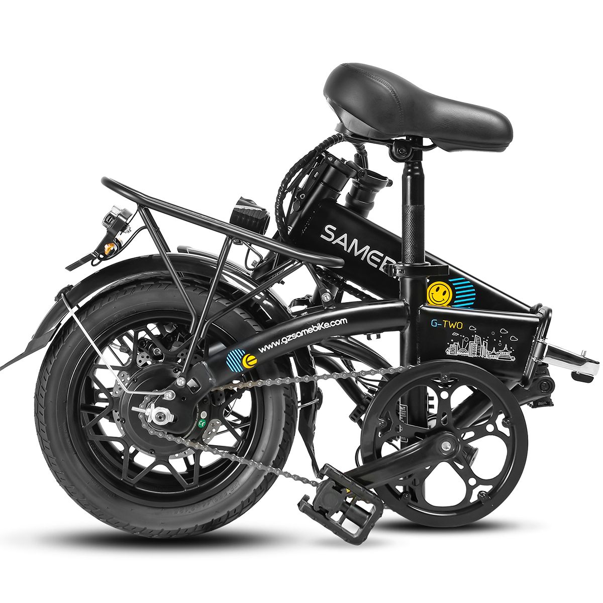 Gefaltetes schwarzes Elektrofahrrad SAMEBIKE YINYU14. Sichtbar: Sattel, Gepäckträger, Schutzblech, Pedale, Kette, Motor, Felgen.