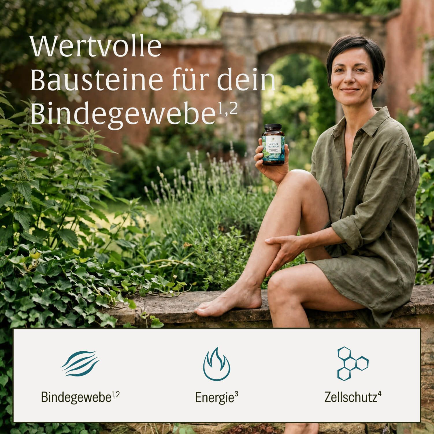 Frau hält NATURTREU Wasser balance Flasche im Garten. Symbole für Bindegewebe, Energie, Zellschutz.