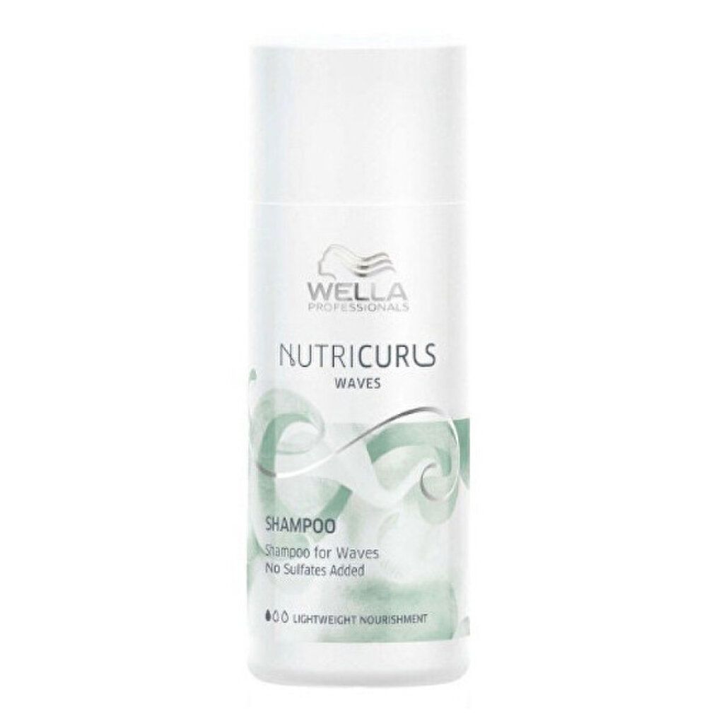 Weißes Shampoo-Flakon mit Schriftzug. Produktname: NutriCurls Waves.