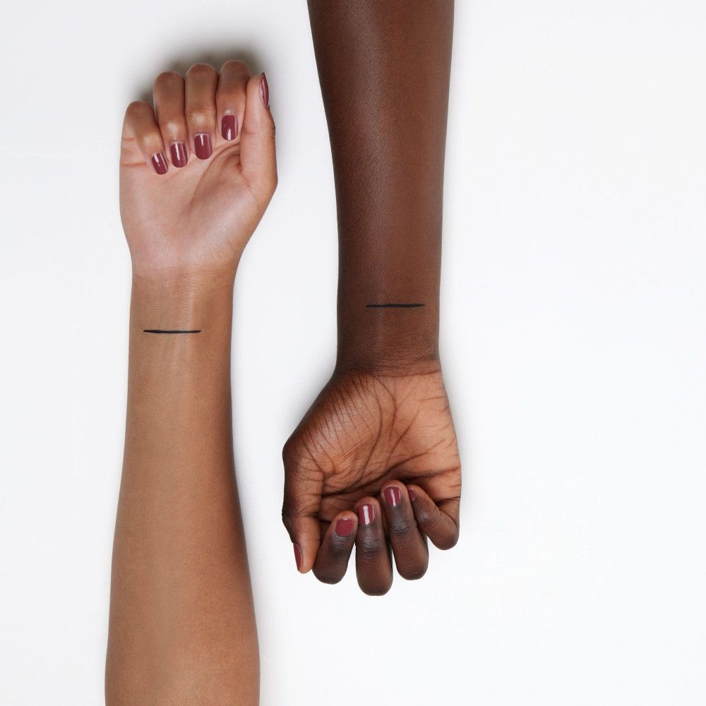 Zwei Handgelenke mit schwarzen Linien, eine helle und eine dunkle Hautfarbe.