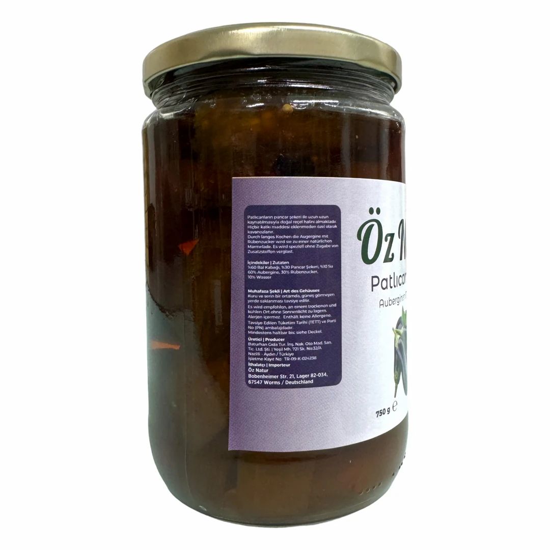 Glas mit türkischer Auberginen Konfitüre. Rückseite mit Etikett, Text und Produktinformationen.