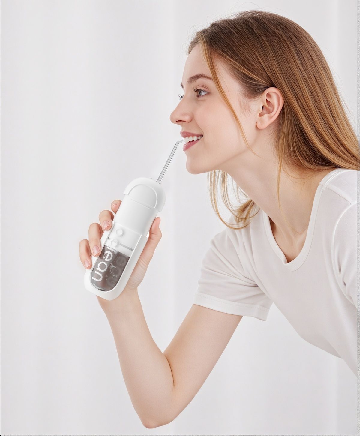 Person hält weißes, ovales Gerät. Transparentes Aufsatz im Mund. Oclean-Logo sichtbar. Person lächelt.