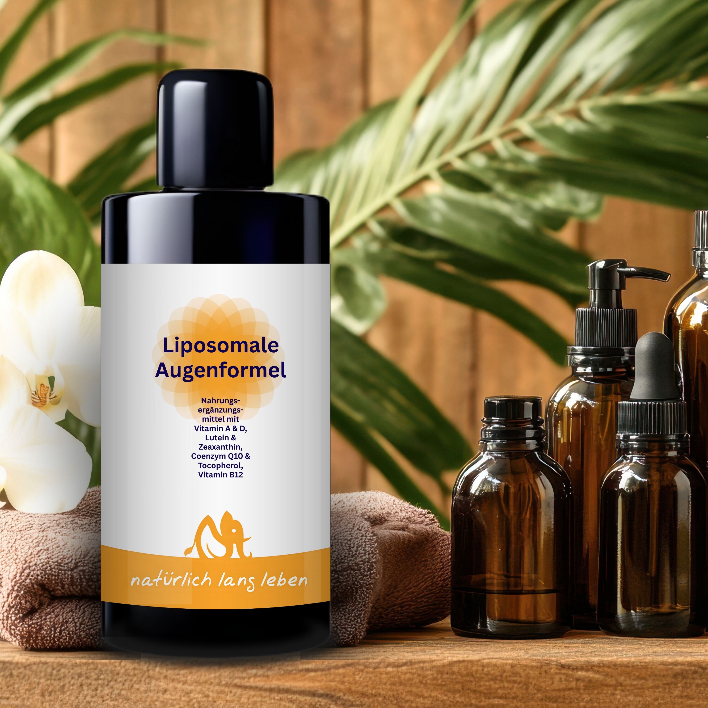 Braune Glasflasche mit schwarzem Deckel. Etikett mit Produktname: Liposomale Augenformel. Weitere Flaschen und Accessoires im Hintergrund. Marke: natürlich lang leben.