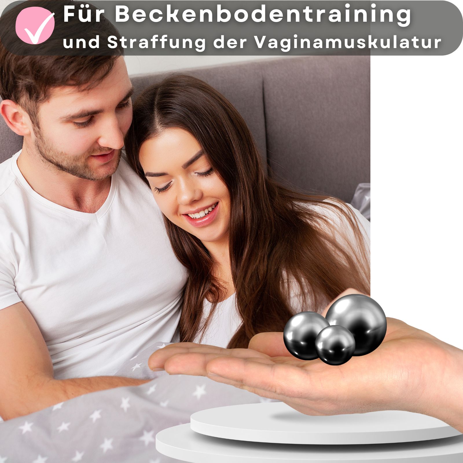 Produktabbildung mit Text: Für Beckenbodentraining und Straffung der Vaginamuskulatur. Paar im Bett, Kugeln in Hand.